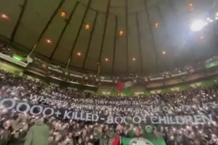 Ultras Celtic Green Brigade bentangkan spanduk dukungan terhadap rakyat Palestina.  (Tangkap layar Twitter/@NCCeltic)