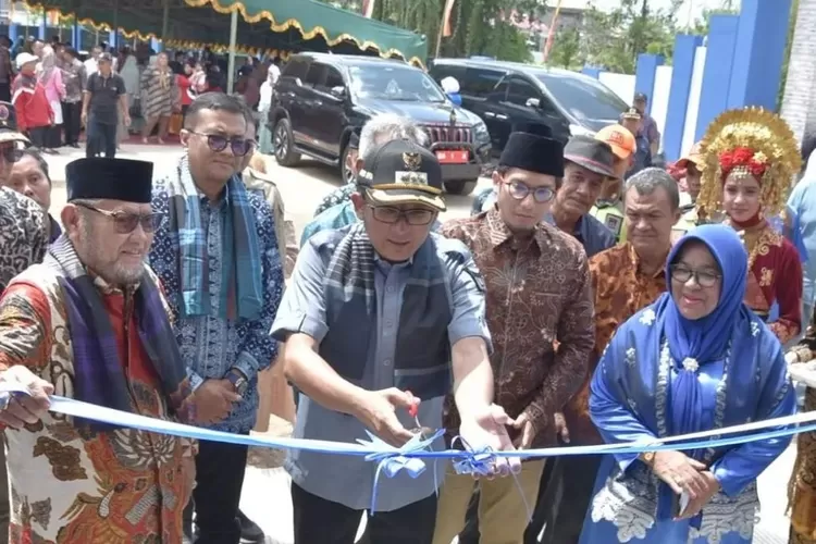 Gedung baru SMPN 47 Padang diresmikan Wako Hendri Septa didampingi H Asli Chaidir, tokoh masyarakat yang dikenal sangat peduli pembangunan ranah Minang. 