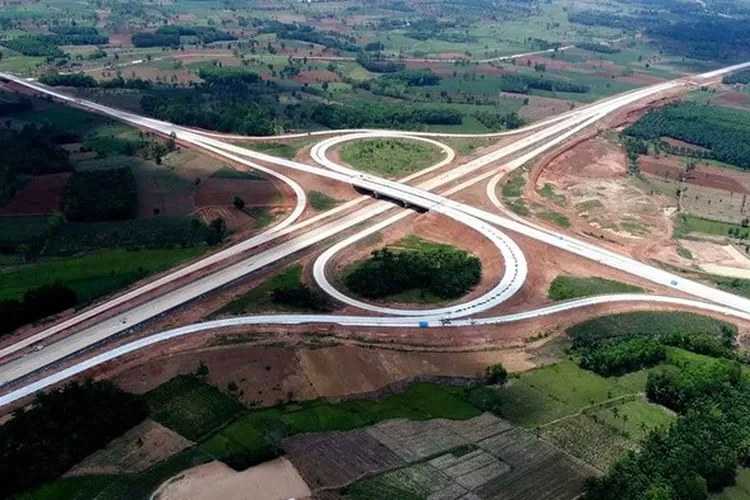 pembangunan infrastruktur di era presiden jokowi yaitu Jalan Tol Trans Sumatera, tak lepas pula dari berbagai kritikan, penolakan dan nyinyiran yang dilayangkan kepadanya.
