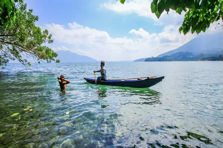 Danau Maninjau di Sumatera Barat (Indonesia Travel )