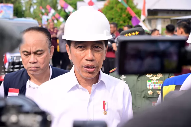 Presiden Jokowi saat meninjau pembangunan infrastruktur jalan lingkar belum lama ini (Foto: BPMI Setpres/Muchlis Jr)