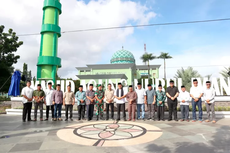 Dirkeu Bank Nagari Sania Putra, Wako Padang Hendri Septa berfoto bersama usai peresmian Tagline Masjid Agung Nurul Iman. IST