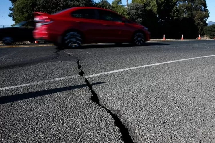 Ilustrasi jalan tol yang rusak akibat terdampak gempa bumi. HK pastikan tol di Sumatera Utara dan Riau kuat hadapi gempa (Dok: The Wall Street Journal)