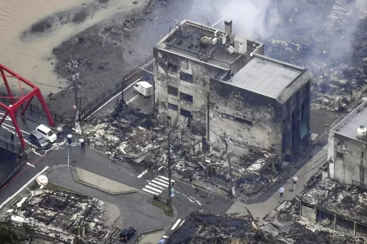Asap putih terlihat dari bangunan yang terbakar akibat gempa di Wajima, Jepang, Rabu 3 Januari 2024. (AP Foto)