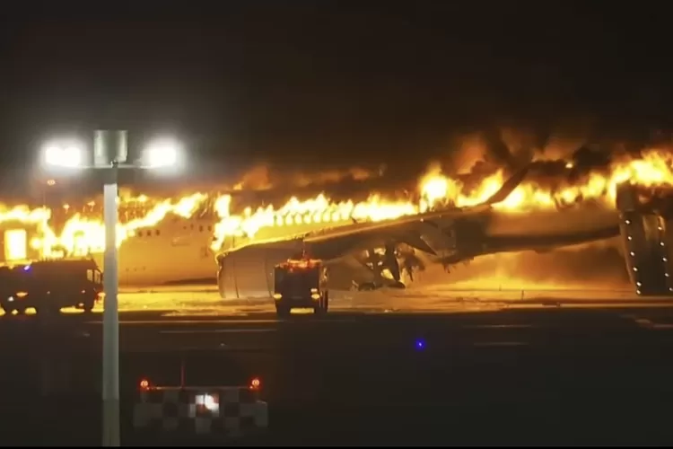 Japan Airlines terbakar usai bertabrakan dengan pesawat dash 8 (Layar Tangkap YouTube The Guardian)