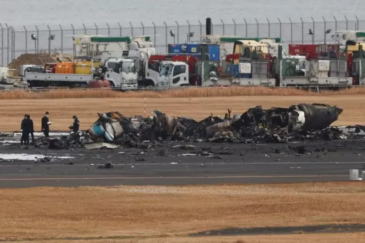 Sisa Puing-puing Pesawat Japan Airlines (Reuters.com)