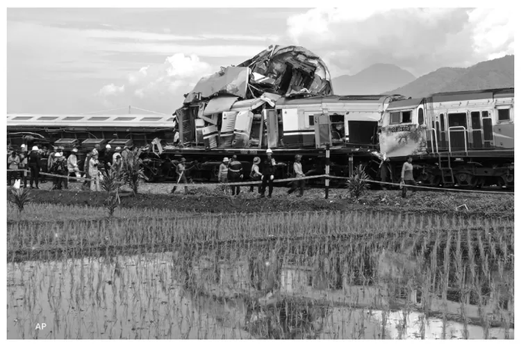 Kecelakaan KA di Bandung.  (Tangkap layar Twitter/@txttransportasi)
