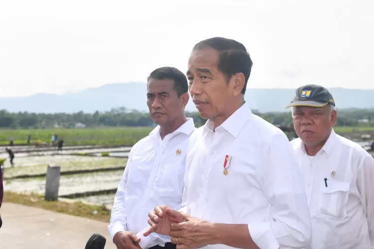 Presiden Joko Widodo (Jokowi) saat melakukan kunjungan kerja. Provinsi Riau siap menanti kedatangan Presiden Jokowi untuk meresmikan Jalan Tol Bangkinang-Koto Kampar (BPMI Setpres/Rusman)