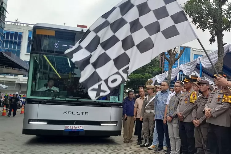 Wali Kota Medan Bobby Nasution membuka uji coba bus listrik di Medan Pada hari Kamis, 4 Januari 2024 kemarin. Acara tersebut berlangsung di Komplek Johor City, Kelurahan Pangkalan Mansyur, Kecamatan Medan Johor.