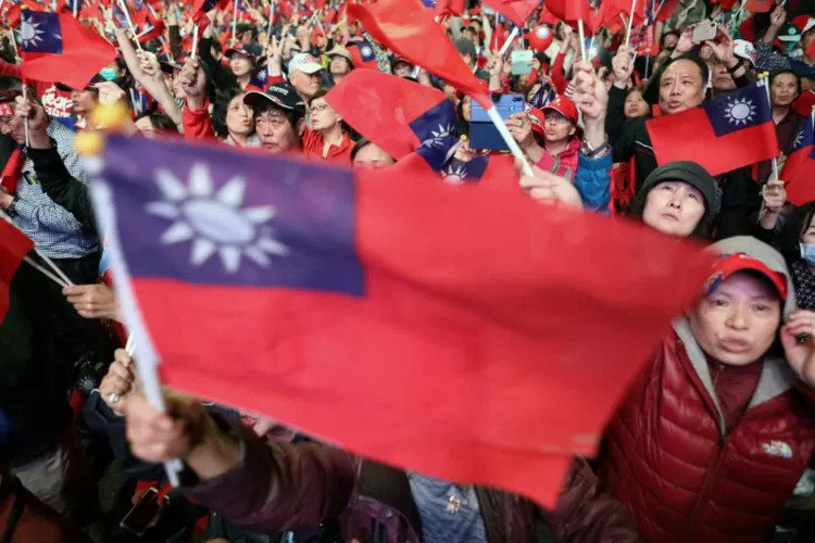 Jelang Pemilu Taiwan, 5 Produsen Senjata AS Terancam Kena Sanksi Cina (www.pbs.org)