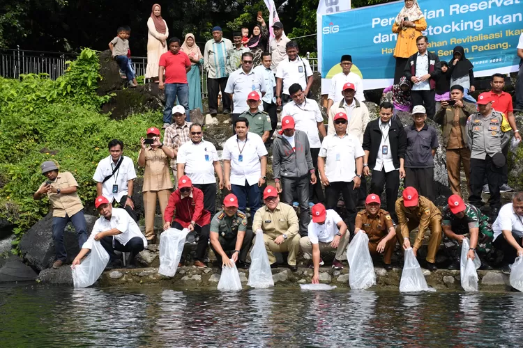 PT Semen Padang Sebar 3000 Ikan Bilih Hasil Konservasi dan Resmikan Reservat di Danau Singkarak (ist)