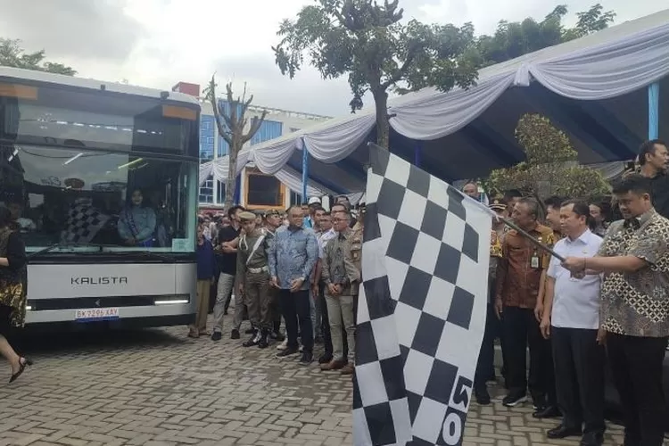 Human Error! Bus Listrik Baru Diluncurkan Menantu Kesayangan Jokowi Katanya Anti Macet Malah Mogok di Jalan Bikin Macet Kota Medan