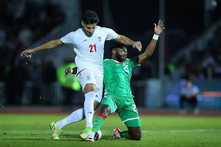 Aksi pemain Timnas Iran saat melawan Burkina Faso. (dok. Mehr News Agency)