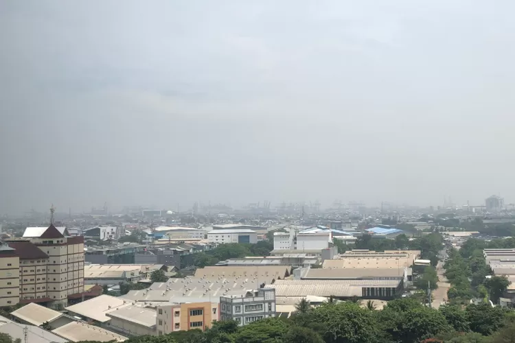 Penumpukan asap polusi di Laut Utara Jakarta makin memburuk (Twitter @polusi_udara01)