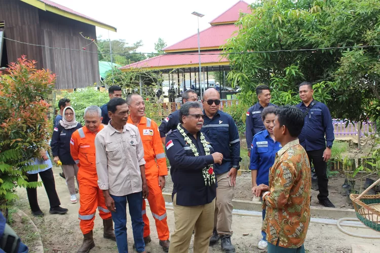 Wakil Kepala SKK Migas, Nanang Abdul Manaf mengunjungi Joglo Tani Kolong Langit, salah satu Binaan KKKS Eni Muara Bakau. 