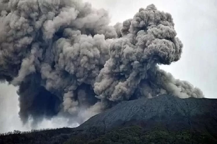 Terjadi dentuman dan erupsi di Gunung Marapi (Twitter @kipau_kepri)