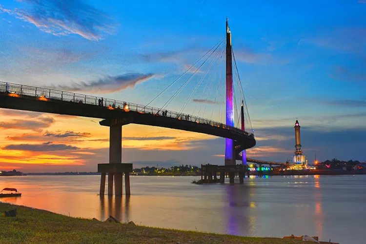Jembatan Pedestrian (Jembatan Gentala Arasy) penghubung ke Menara Gentala Arasy terhubung dengan menara adalah sebuah jembatan untuk pejalan kaki atau lebih dikenal dengan nama Jembatan Gentala Arasy yang melintang di atas Sungai Batanghari.