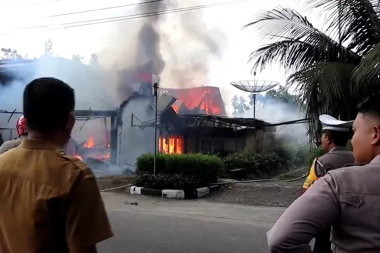 Kebakaran Hebat di Kabupaten Agam, Jalur Utama Internet Kantor Bupati Hangus Terbakar (IST)