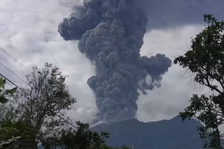 Gunung Marapi kembali mengalami erupsi dan memuntahkan abu vulkanik (Instagram @gadihbujang_minang)