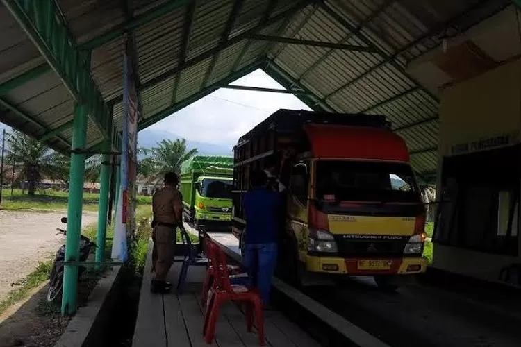 Truk pengangkut batu barat di Sumatera Barat melanggar aturan penimbangan