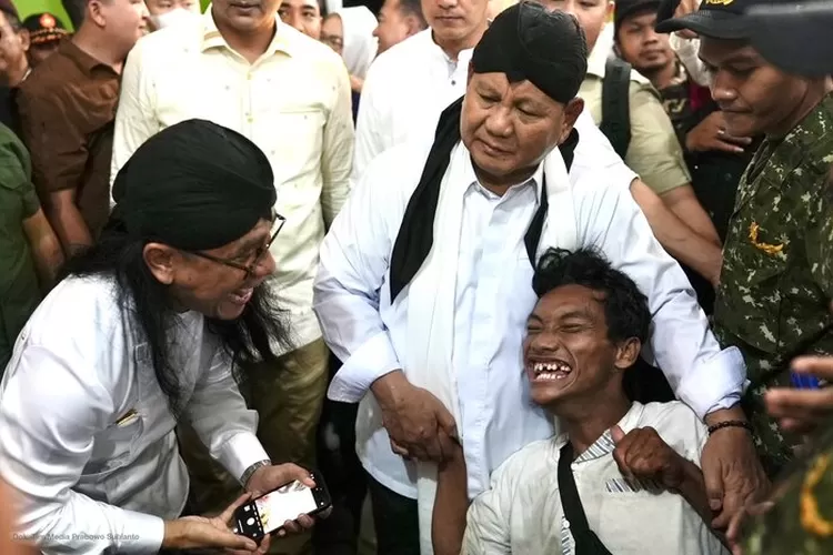 Prabowo Subianto saat melakukan kunjungan balasan kepada Gus Miftah di Pondok Pesantren Ora Aji, Yogyakarta.  (dok. Kemenhan)