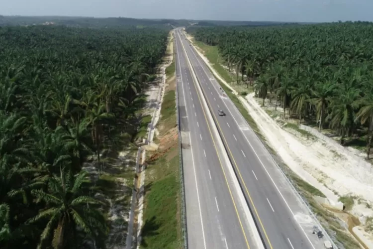 Ilustrasi pembangunan bakal calon jalan tol terpanjang di Jalan Tol Trans Sumatera (JTTS) yang 92 lahannya adalah kawasan hutan. (sahabat.pu.go.id)