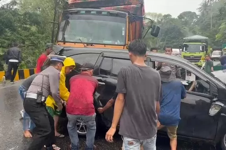 Diduga Rem Blong, Truk Tabrak Motor dan 3 Mobil di Silaiang Padang Padang  (Istimewa)