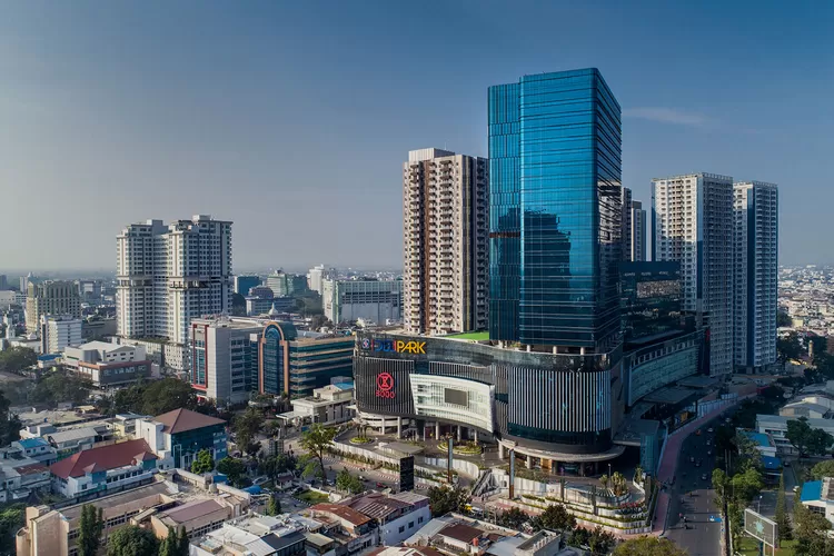 Kota Medan ini merupakan kota terbesar ketiga di Indonesia setelah DKI Jakarta, dan Surabaya serta kota terbesar di luar Pulau Jawa, sekaligus terbesar di Pulau Sumatera