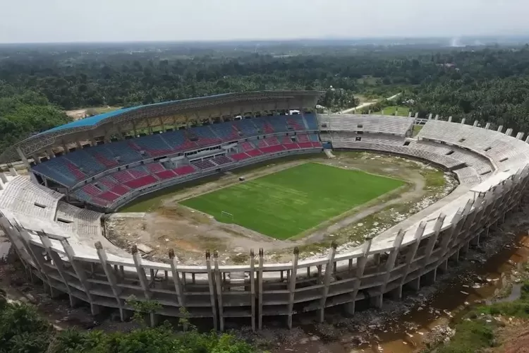 Stadion Utama Suamtera Barat dikabarkan akan dilanjutkan kembali pembangunannya di tahun 2024 ini dan dipersiapkan sebagai komplek multi cabor. (Instagram: stadionutamasumbar)