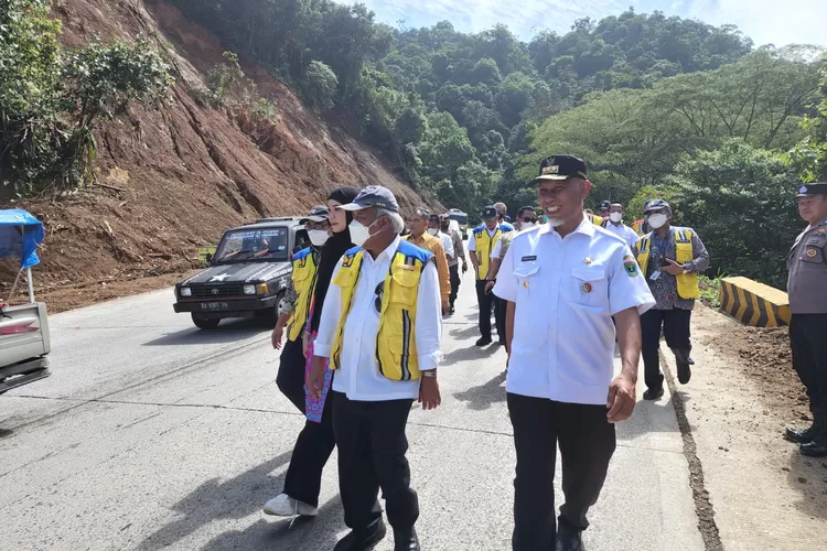 Proyek jalan layang di Sumatera Barat ini akan rampung pada tahun 2025 mendatang. Dalam hal ini PT Hutama Karya (Persero) akan berperan sebagai kontraktor dalam mega proyek senilai Rp4,8 triliun ini.