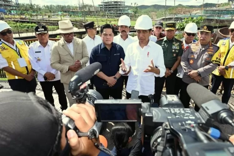 Jokowi dan Erick Thohir pantau pembangunan pusat pelatihan PSSI di IKN (Instagram @jokowi)