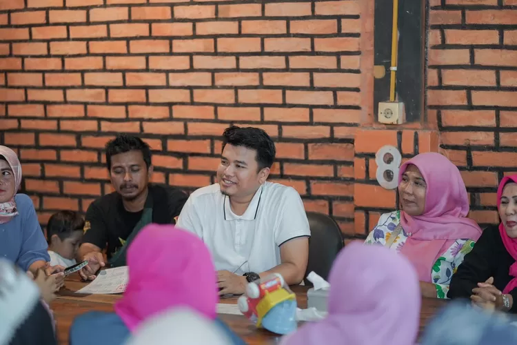 Maju Caleg DPRD Padang, Wiskarni Mais Bertekad Tingkatkan Perekonomian Melalui Pembinaan dan Pendampingan Masyarakat  (Jefrimon/Harianhaluan.com)
