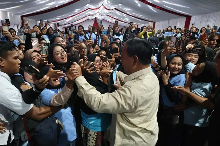 Prabowo Subianto beri bantuan bebek petelur untuk pengusaha telur asin. 
