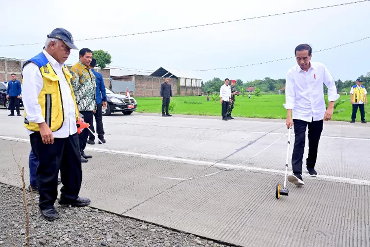 Presiden Joko Widodo (Jokowi) saat meninjau proyek pembangunan jalan. Selama kepemimpinannya, meg aproyek Jalan Tol Trans Sumatera (JTTS) menjadi proyek jalan tol yang paling panjang di Indoensia. (Twitter @jokowi)
