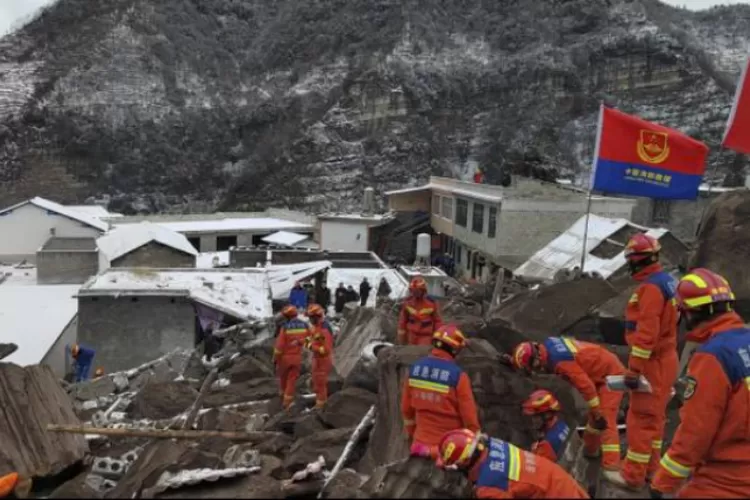 Ratusan pekerja penyelamat  mencari korban longsor di provinsi Yunnan dalam suhu ekstrim (XInhua)