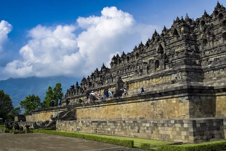 Kompleks Candi Borobudur, sebagai salah satu monumen Budha terbesar di dunia, dibangun pada abad ke-8 dan ke-9 Masa Dinasti Syailendra. Tag:Borobudur, Candi, Jawa Tengah, Indonesia, UNESCO    (worldhistory.org)