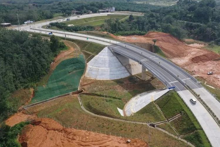 Kementerian PUPR menargetkan progres pembangunan jalan Tol Padang Pekanbaru ruas Padang-Sicincin rampung dan dioperasikan pada Juli 2024. Progres konstruksi salah satu koridor jalan Tol Trans Sumatera ini telah mencapai 47,22 persen dari panjang ruas 36,6 kilometer.