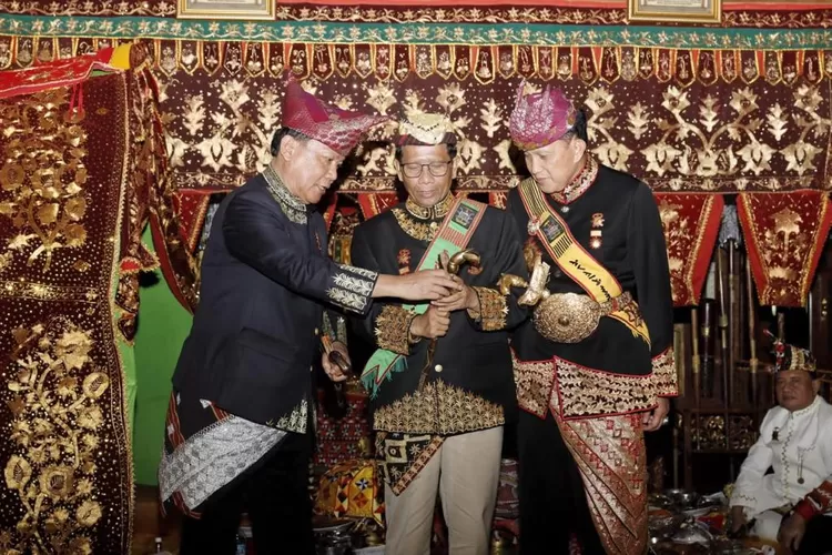 Diarak Masyarakat Adat Kepaksian Pernong, Mahfud MD Dianugerahi Gelar Batin Perkasa Saibani Niti Hukum oleh Kerajaan Adat di Lampung (Ist)