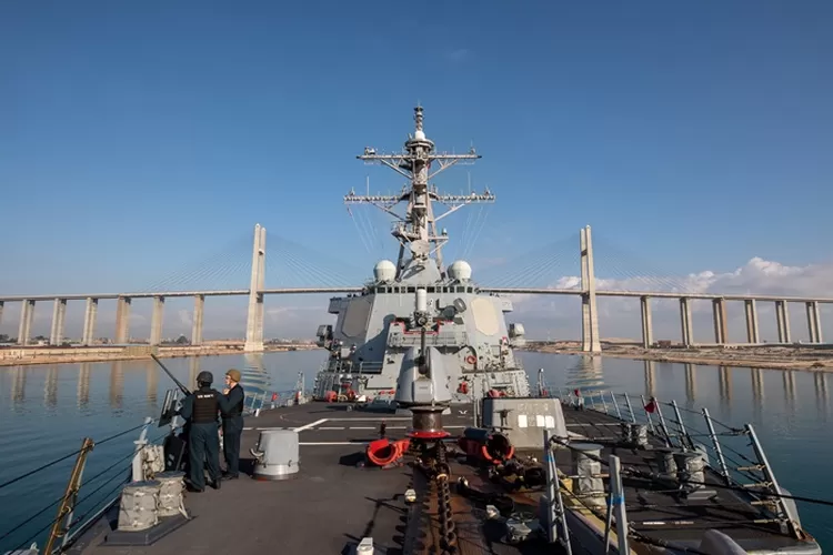 Angkatan Laut Amerika Serikat (AS) melibatkan diri dalam mengamankan kapal kargo  di Laut Merah (news.usni.org)