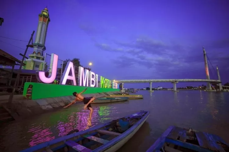 Kota Jambi merupakan enklave dari kabupaten Muaro Jambi dan dibelah oleh sungai terpanjang di Sumatra yang bernama Batang Hari, kedua kawasan tersebut terhubung oleh Jembatan Aur Duri.