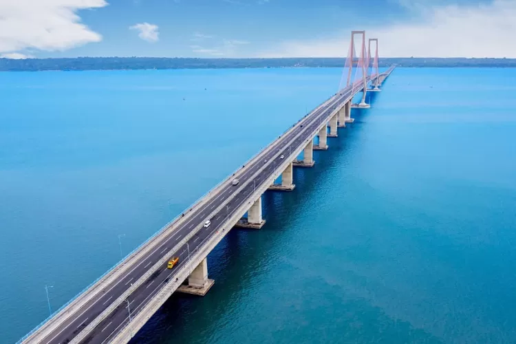 Jembatan Suramadu, jembatan terpanjang di Indonesia dengan biaya Rp4,5 triliun (pu.go.id)