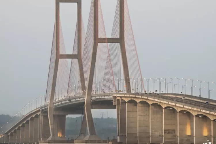Pembangunan jembatan terpanjang di Indonesia ternyata gunakan pinjaman dari China (Instagram @surabayasparkling)