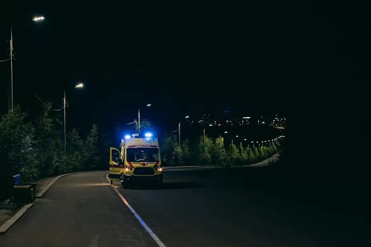 Ilustrasi supir ambulance mendengar suara ibu mengaji  (Pexels.com)