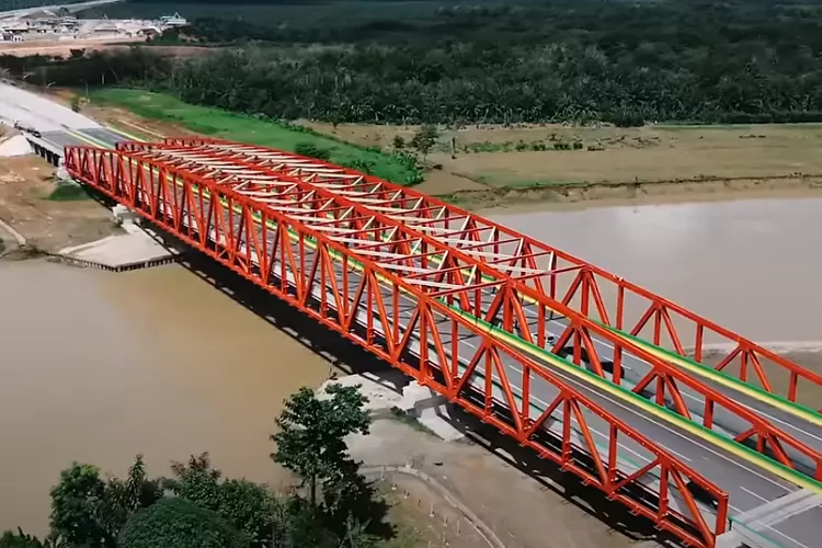 Jembatan baja yang berada di salah satu jalan tol di Sumatera Utara. Jembatan ini berdiri di atas Sungai Wampu dan menjadi jembatan baja terpanjang yang ada di jalurnya. Tolnya sendiri masih dalam rangkaian Jalan Tol Trans Sumatera (JTTS). (Hutama Karya)