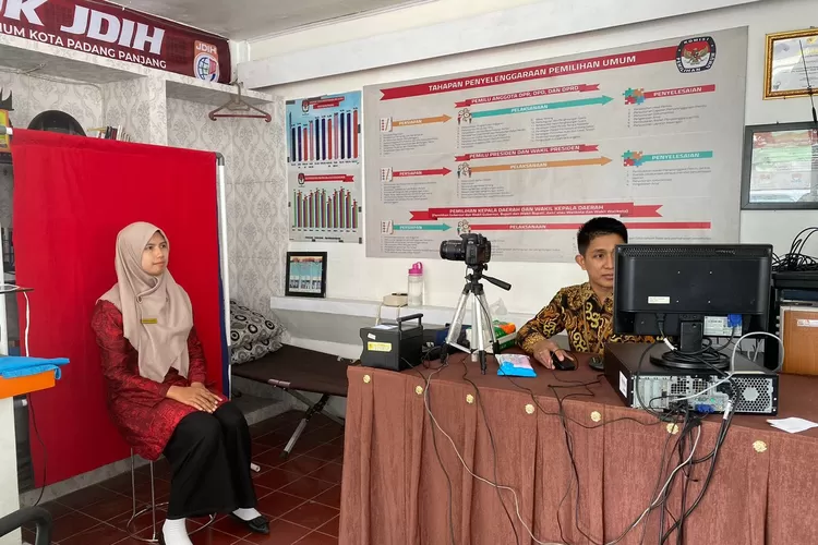Dukung Penyelenggaraan Pemilu, Disdukcapil Padang Panjang Buka Layanan di KPU (Kominfo Padang Panjang)