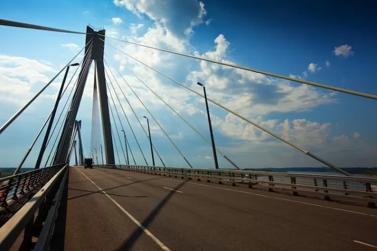 Ilustrasi pembangunan Jembatan Pulau Bengkalis-Pulau Sumatera bisa dipersempit untuk menghemat biaya (Freepik)