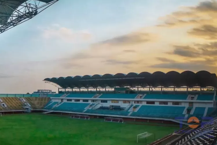 Renovasi Stadion-Stadion Sepak Bola di Seluruh Indonesia (YouTube Top Konstruksi)
