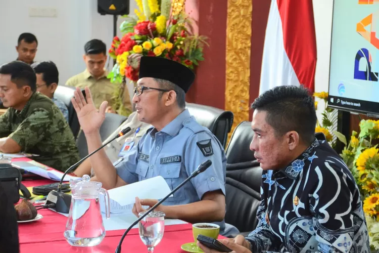 Walikota Padang Hendri Septa saat menggelar rapat evaluasi realisasi PAD di bulan Januari, Kamis, 1 Februari 2024. (Humas Pemko Padang )