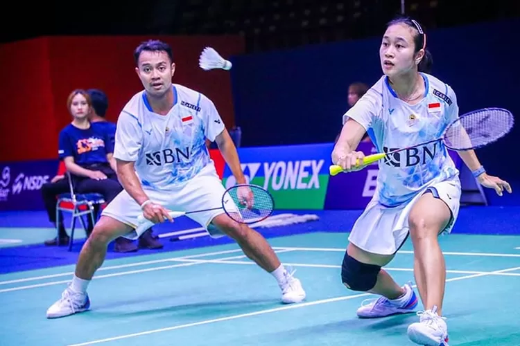 Pasangan ganda campuran Indonesia Rehan Naufal Kusharjanto dan Lisa Ayu Kusumawati, satu dari tiga wakil Indonesia yang berlaga di partai semifinal Thailand Masters 2024, Sabtu 03 Februari 2024. (Instagram PBSI/@badminton.ina)