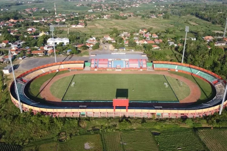 Stadion Madura Ratu Pamelingan di Kabupaten Pamekasan. Salah satu stadion yang masuk ke dalam daftar 22 stadion yang akan direnovasi oleh pemerintah di tahun 2024. Satu stadion di Sumatera Utara masuk ke dalam kategori rusak berat. (Dok: RRI)